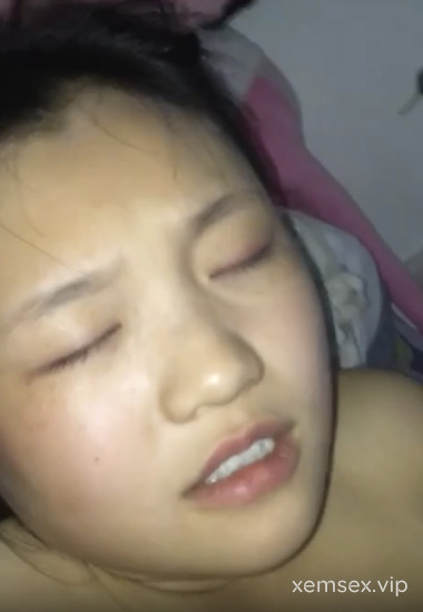 Cô bé ngượng ngùng