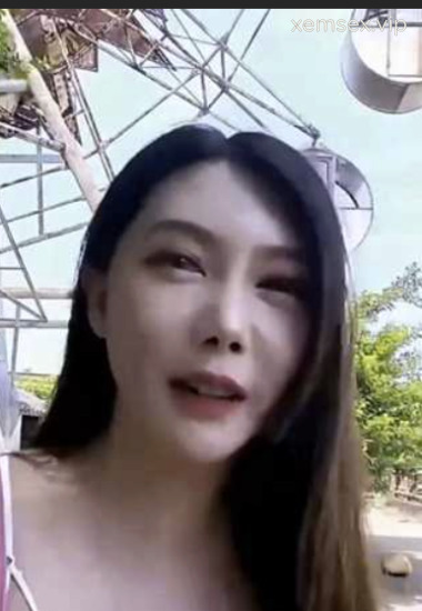 Em gái ngực lớn lộ hàng ở công viên rồi bị địt mạnh