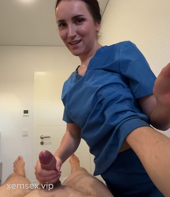 Thủ dâm trước mặt em nhân viên mát xa và cái kết